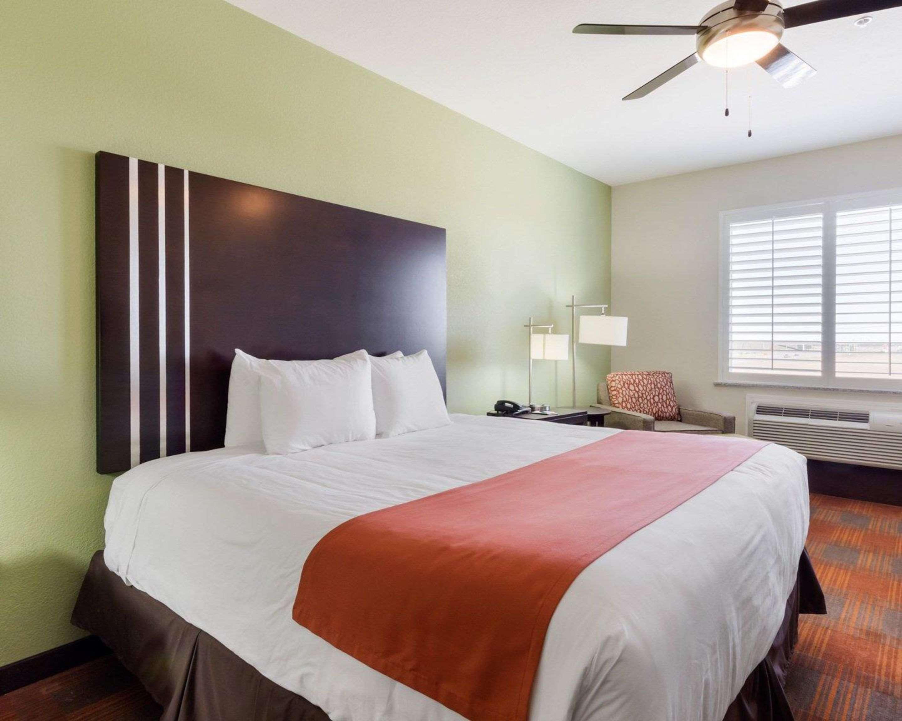Quality Inn & Suites Victoria East Екстер'єр фото