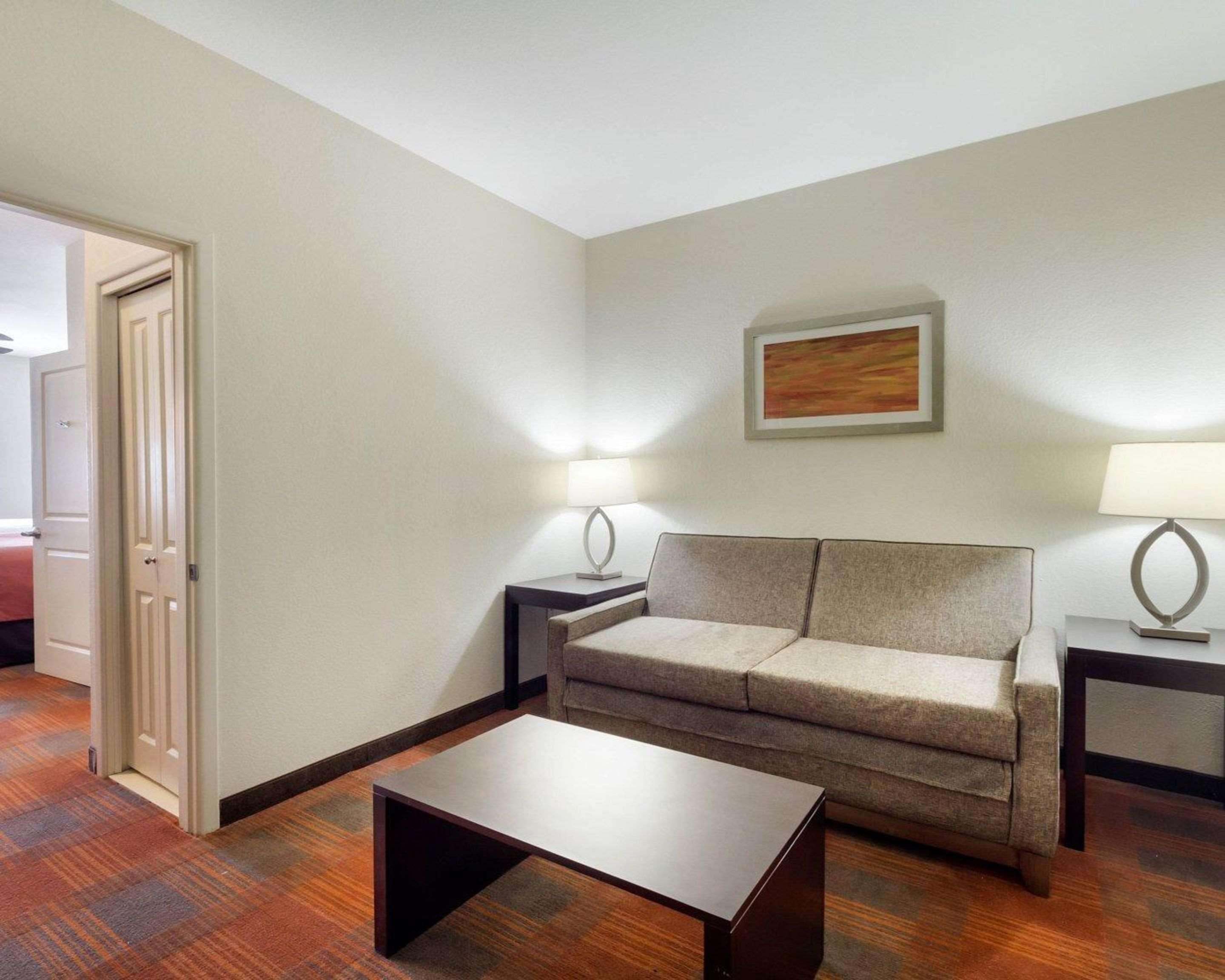 Quality Inn & Suites Victoria East Екстер'єр фото