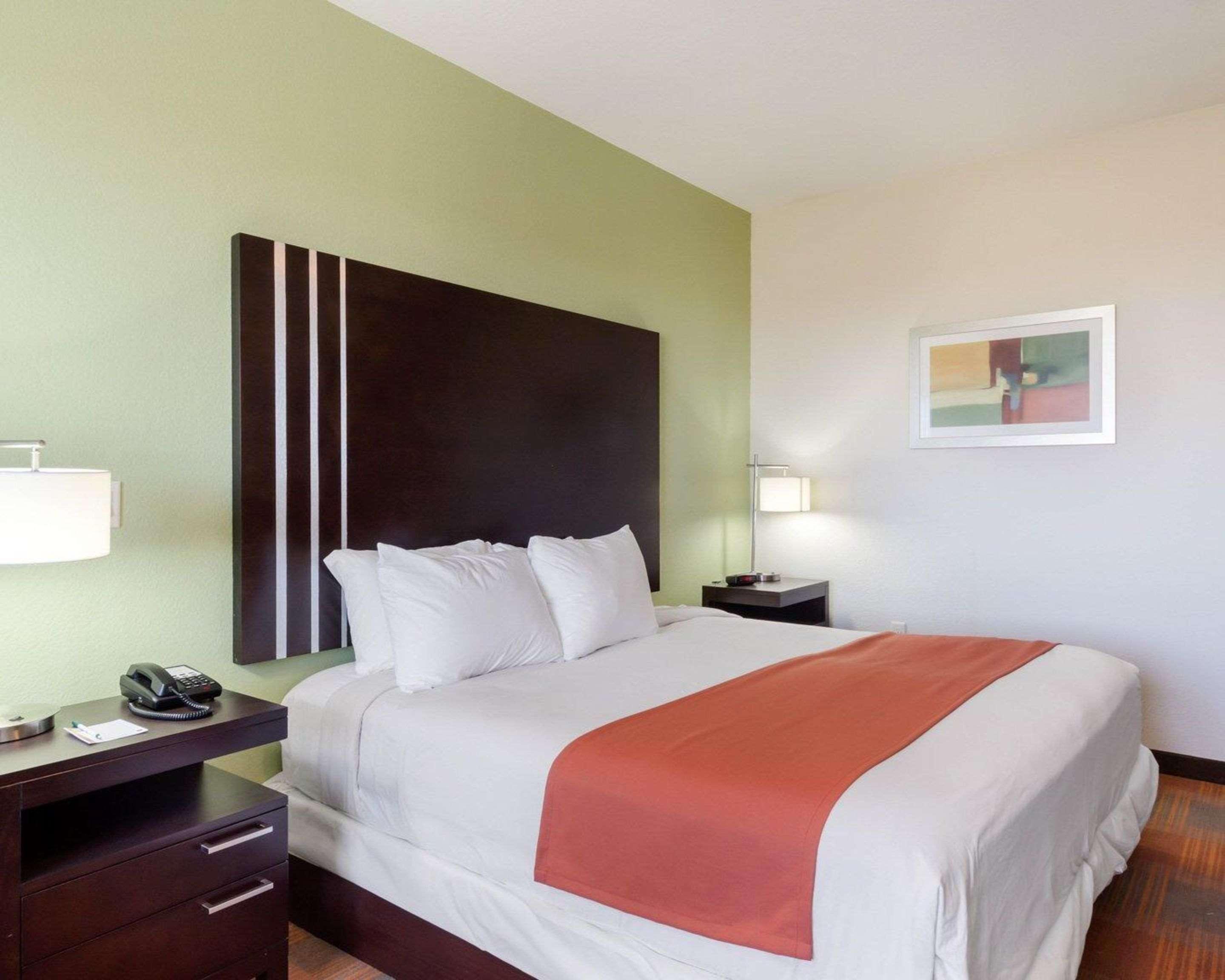 Quality Inn & Suites Victoria East Екстер'єр фото