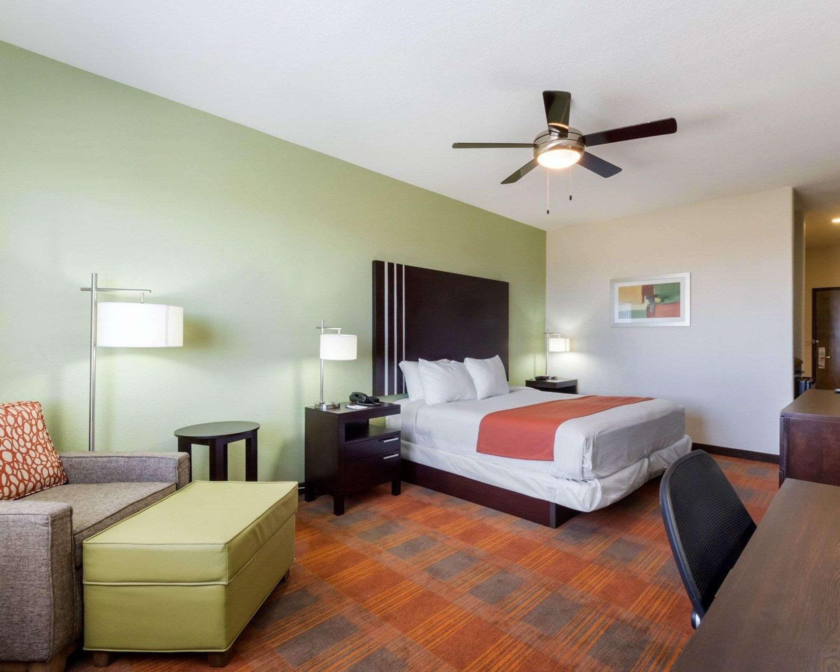 Quality Inn & Suites Victoria East Екстер'єр фото