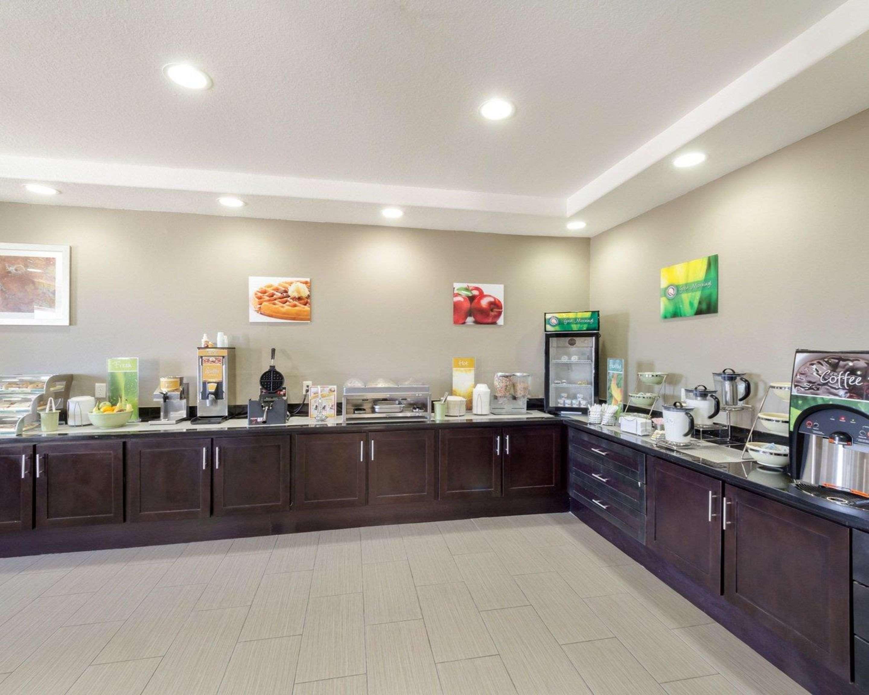 Quality Inn & Suites Victoria East Екстер'єр фото