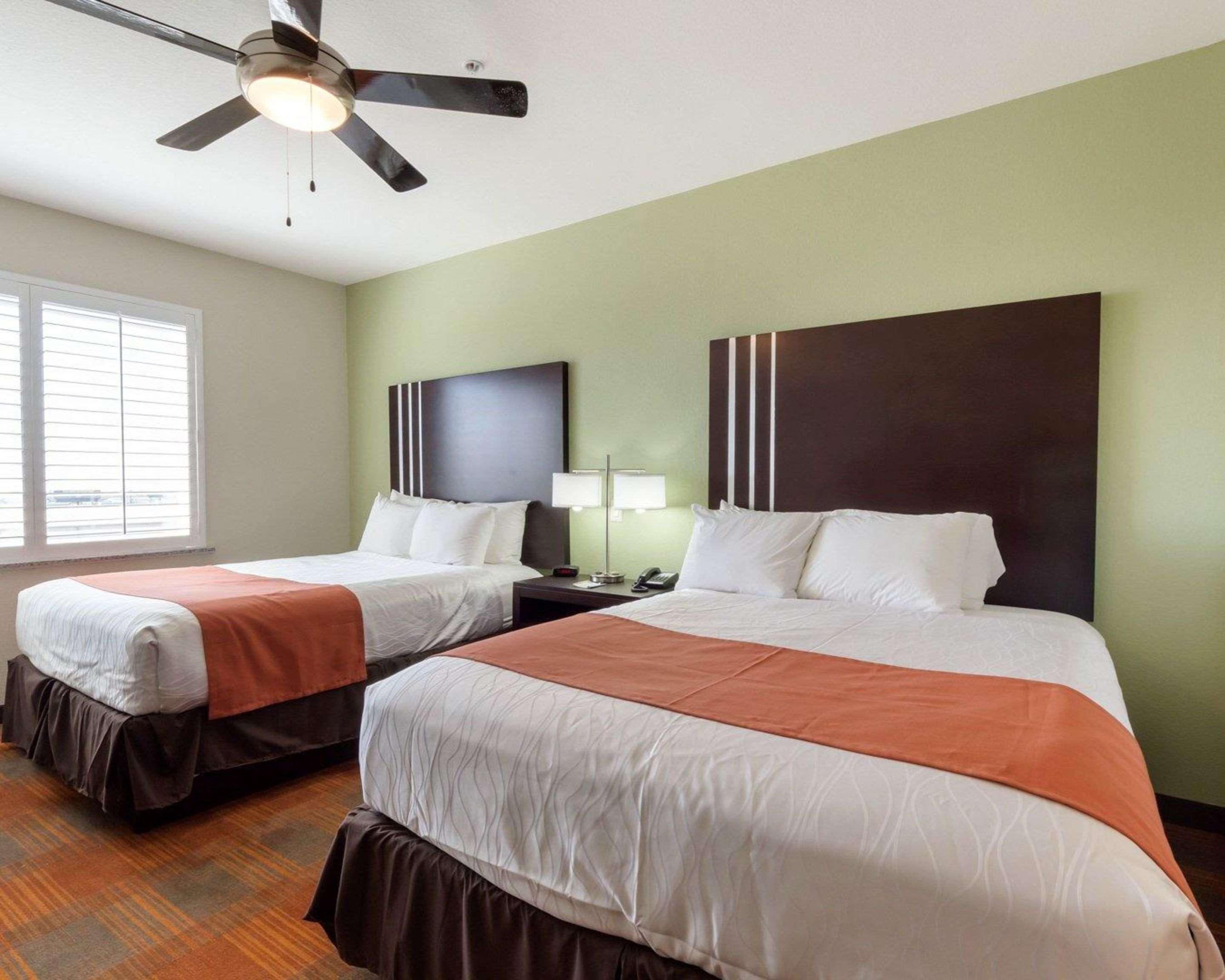 Quality Inn & Suites Victoria East Екстер'єр фото