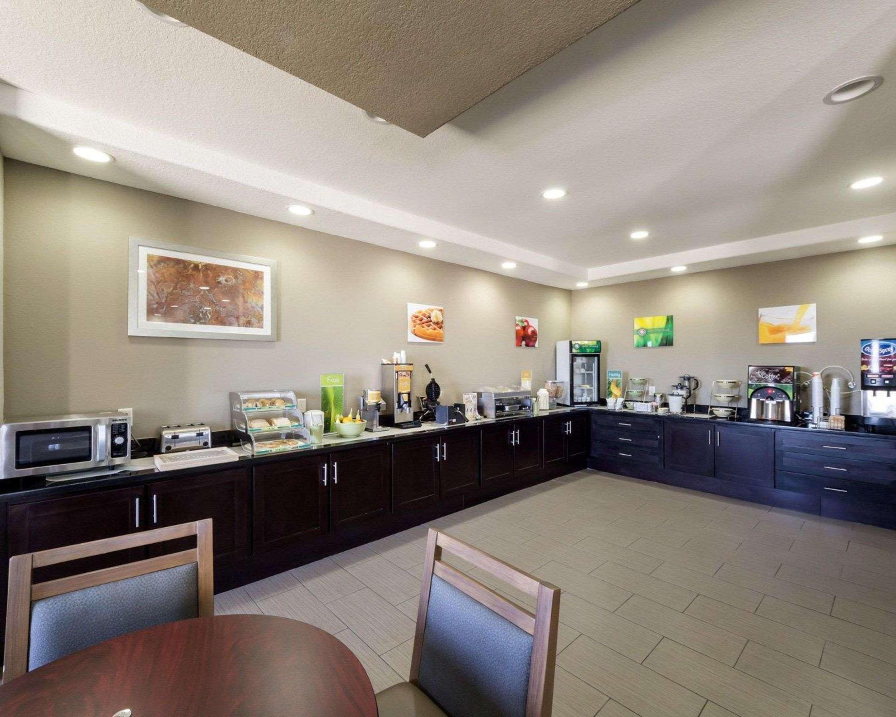 Quality Inn & Suites Victoria East Екстер'єр фото