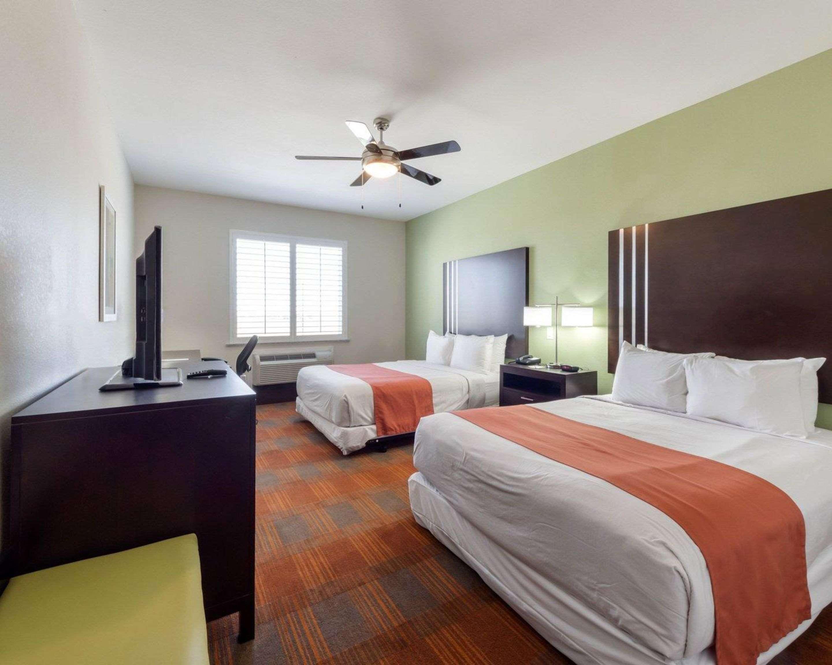 Quality Inn & Suites Victoria East Екстер'єр фото