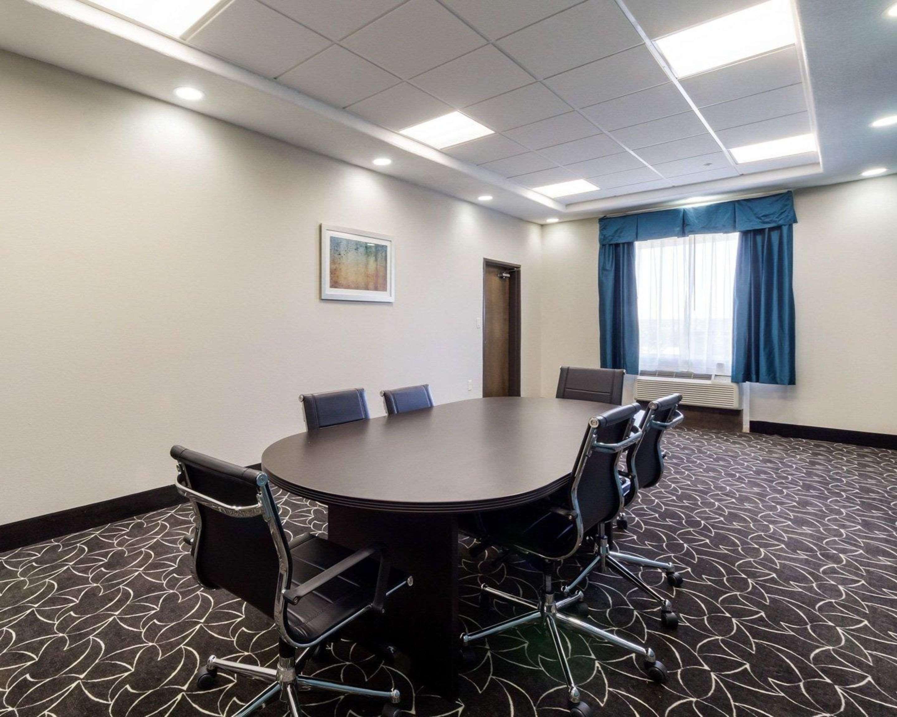Quality Inn & Suites Victoria East Екстер'єр фото