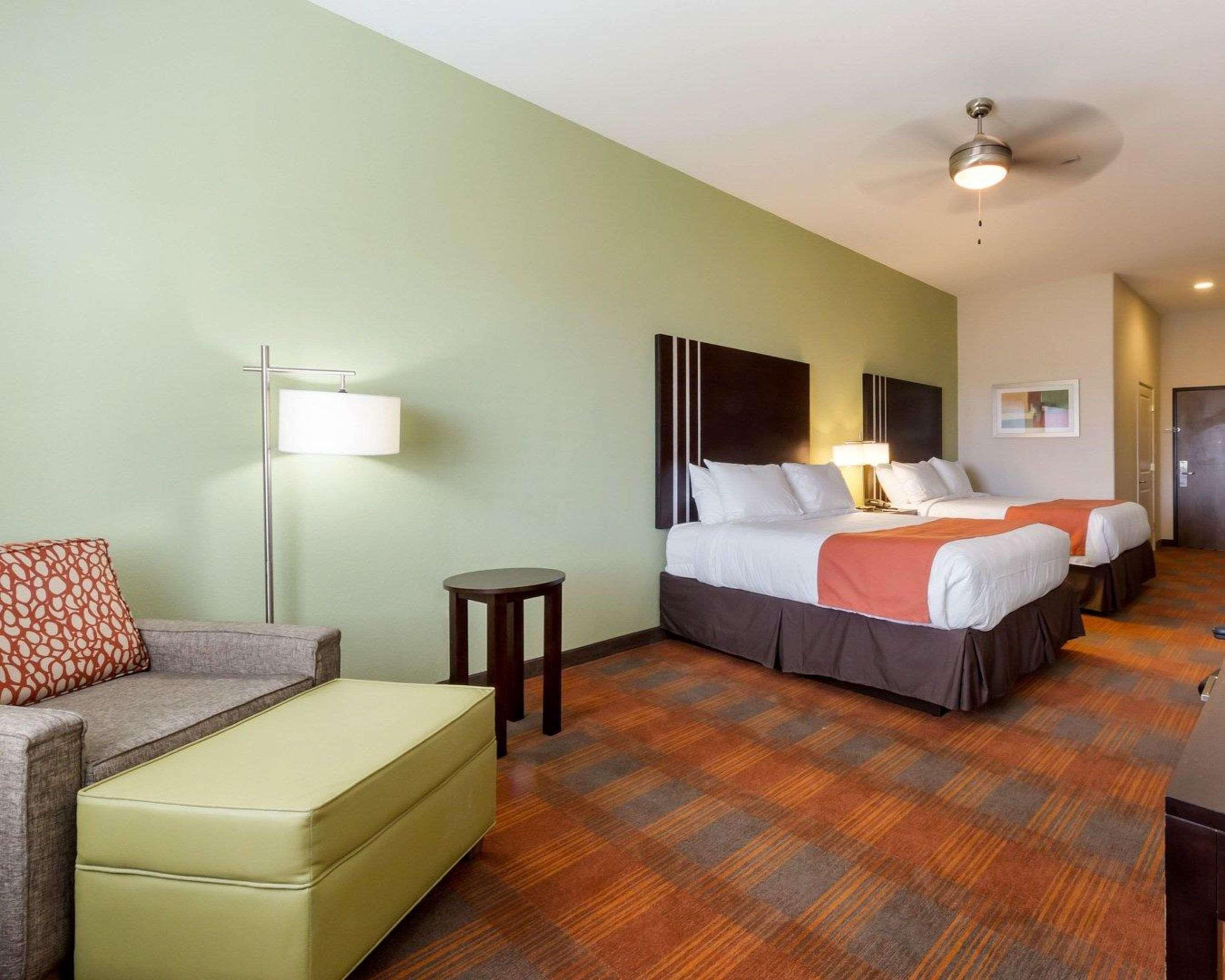 Quality Inn & Suites Victoria East Екстер'єр фото