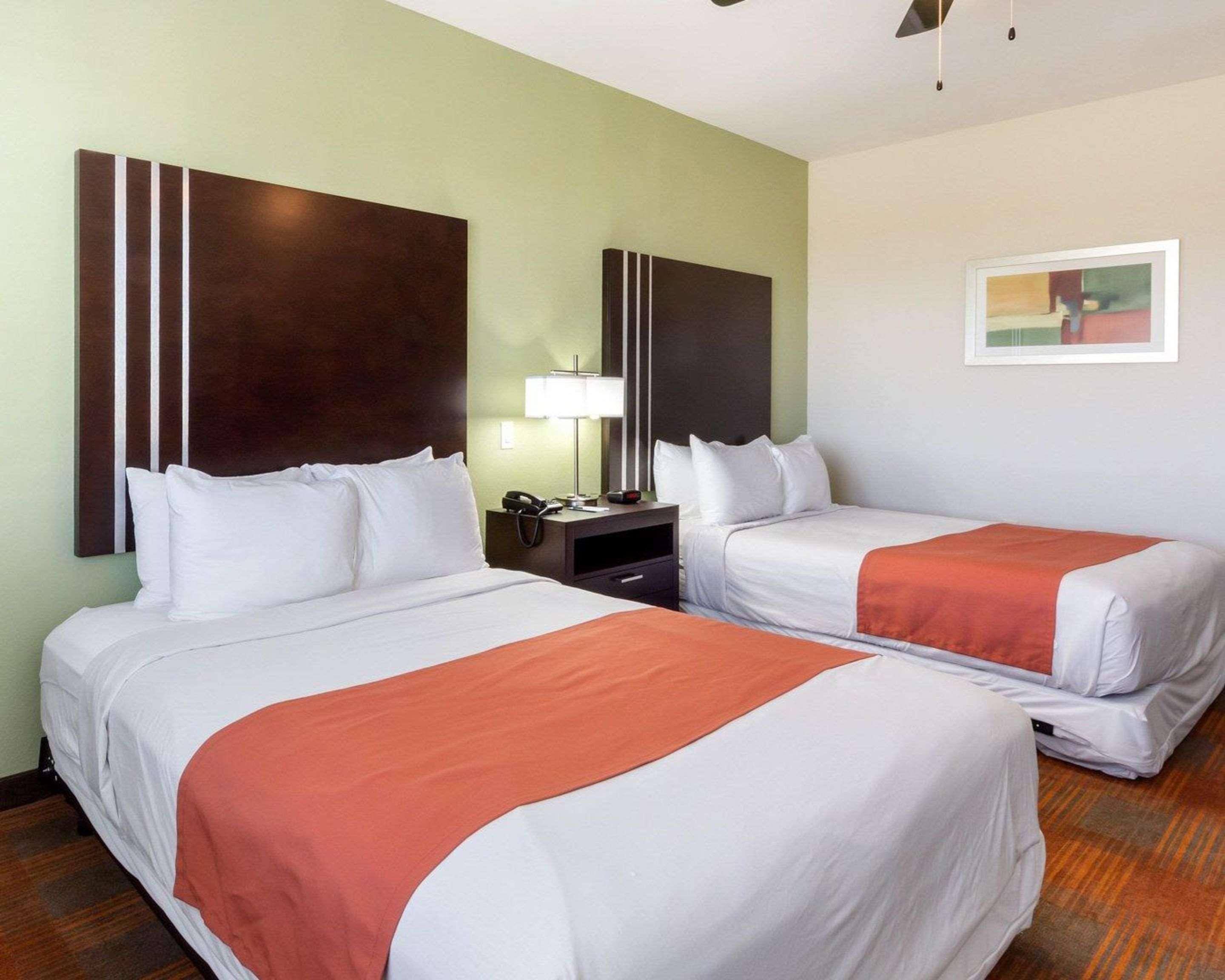 Quality Inn & Suites Victoria East Екстер'єр фото