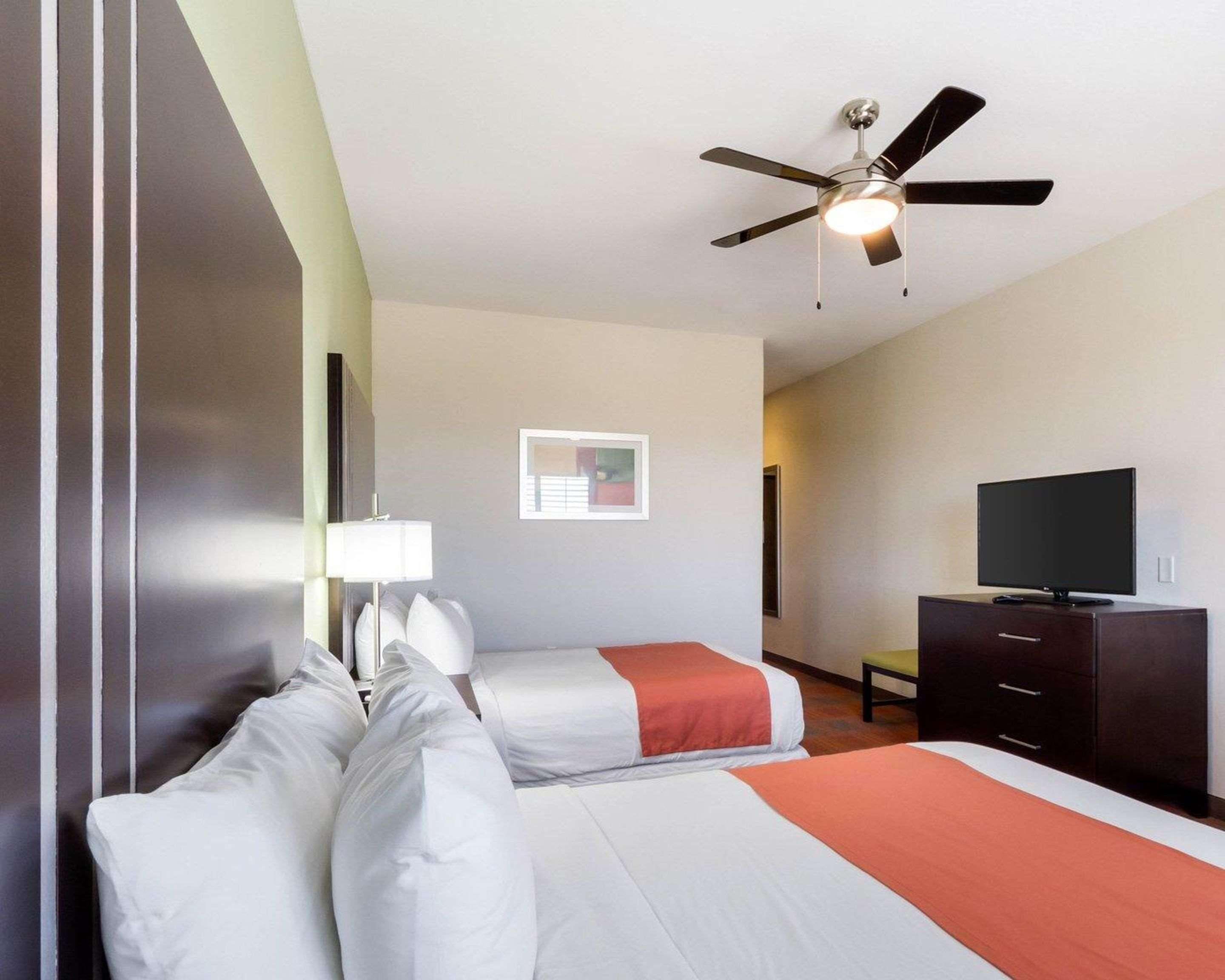 Quality Inn & Suites Victoria East Екстер'єр фото