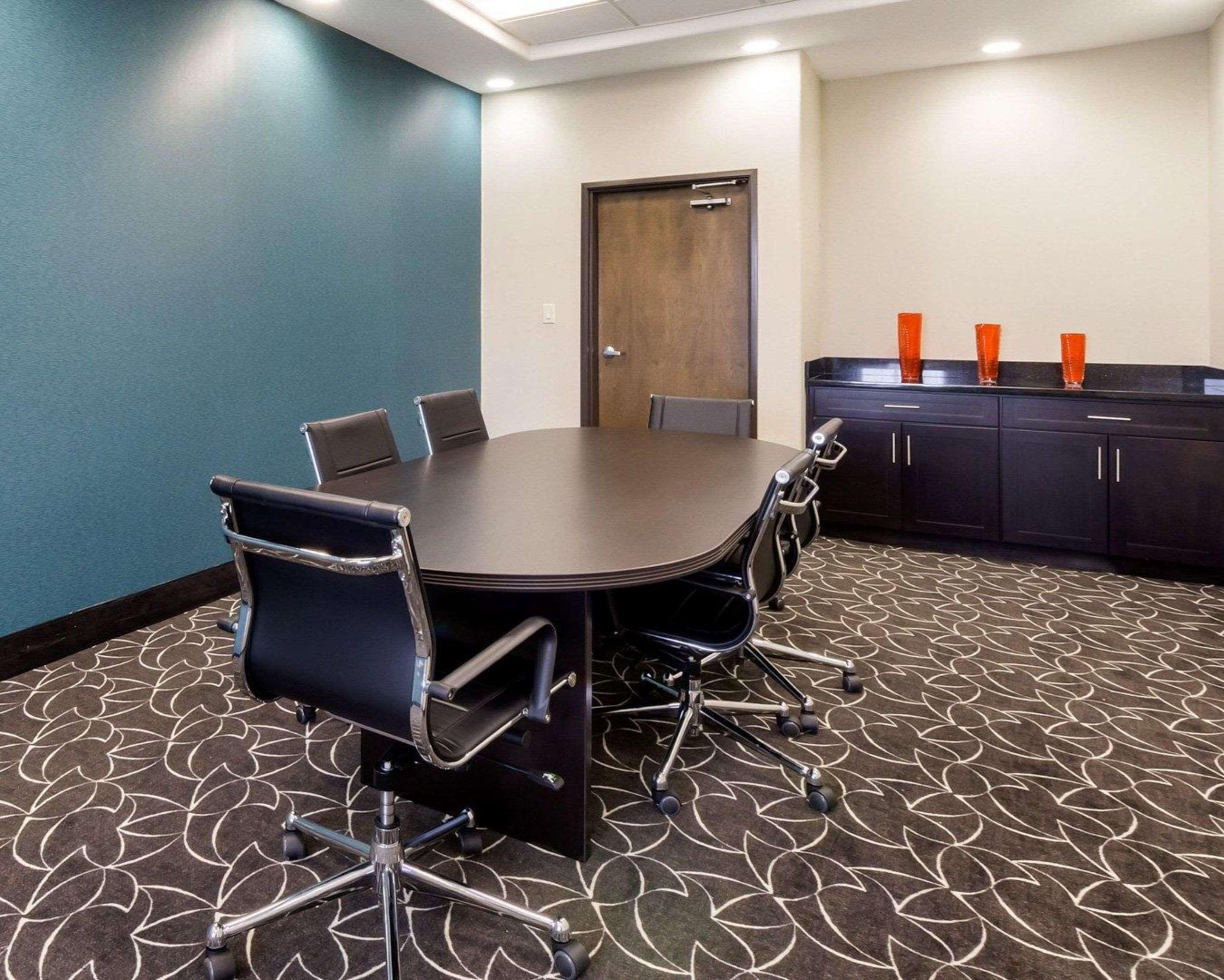 Quality Inn & Suites Victoria East Екстер'єр фото
