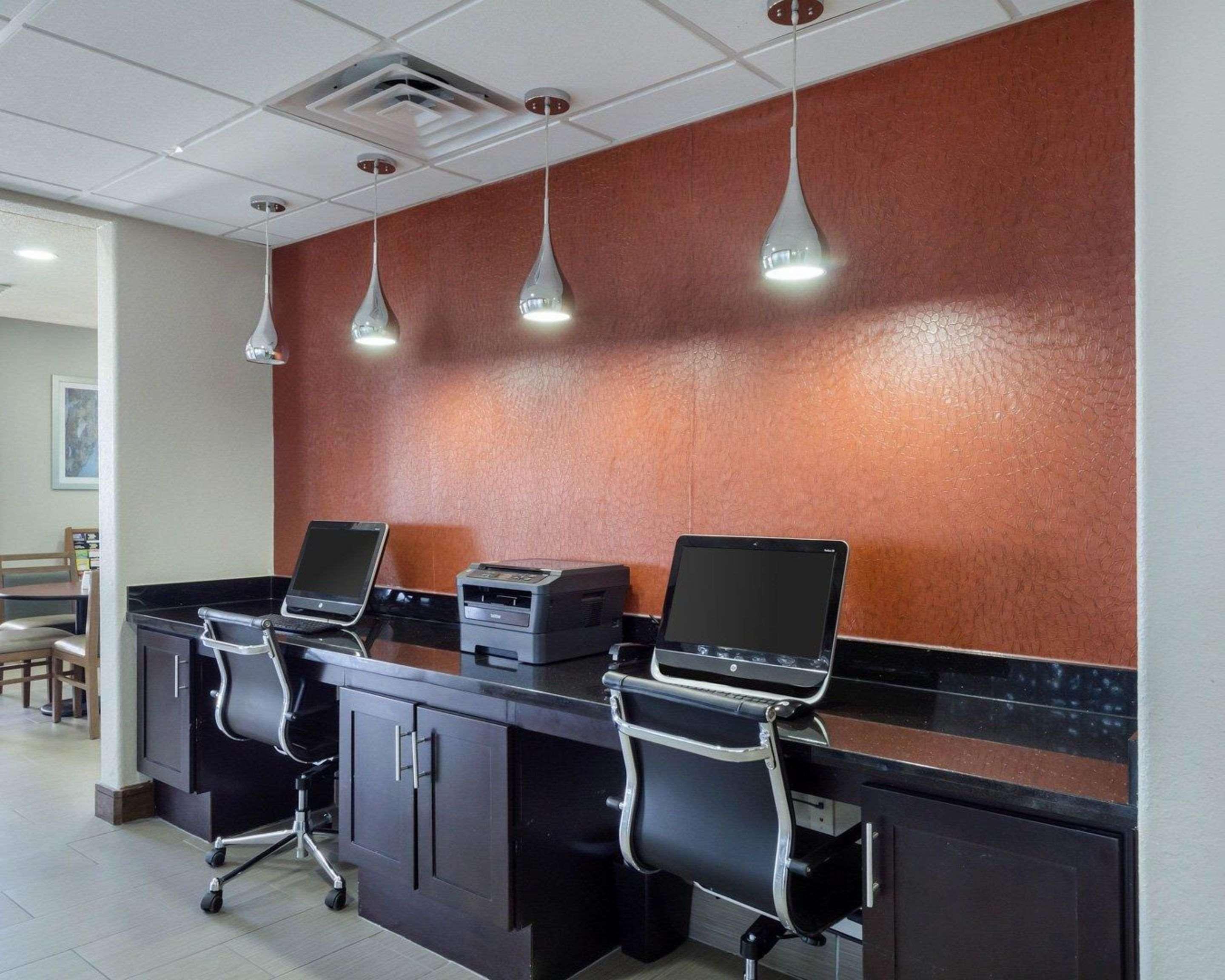 Quality Inn & Suites Victoria East Екстер'єр фото