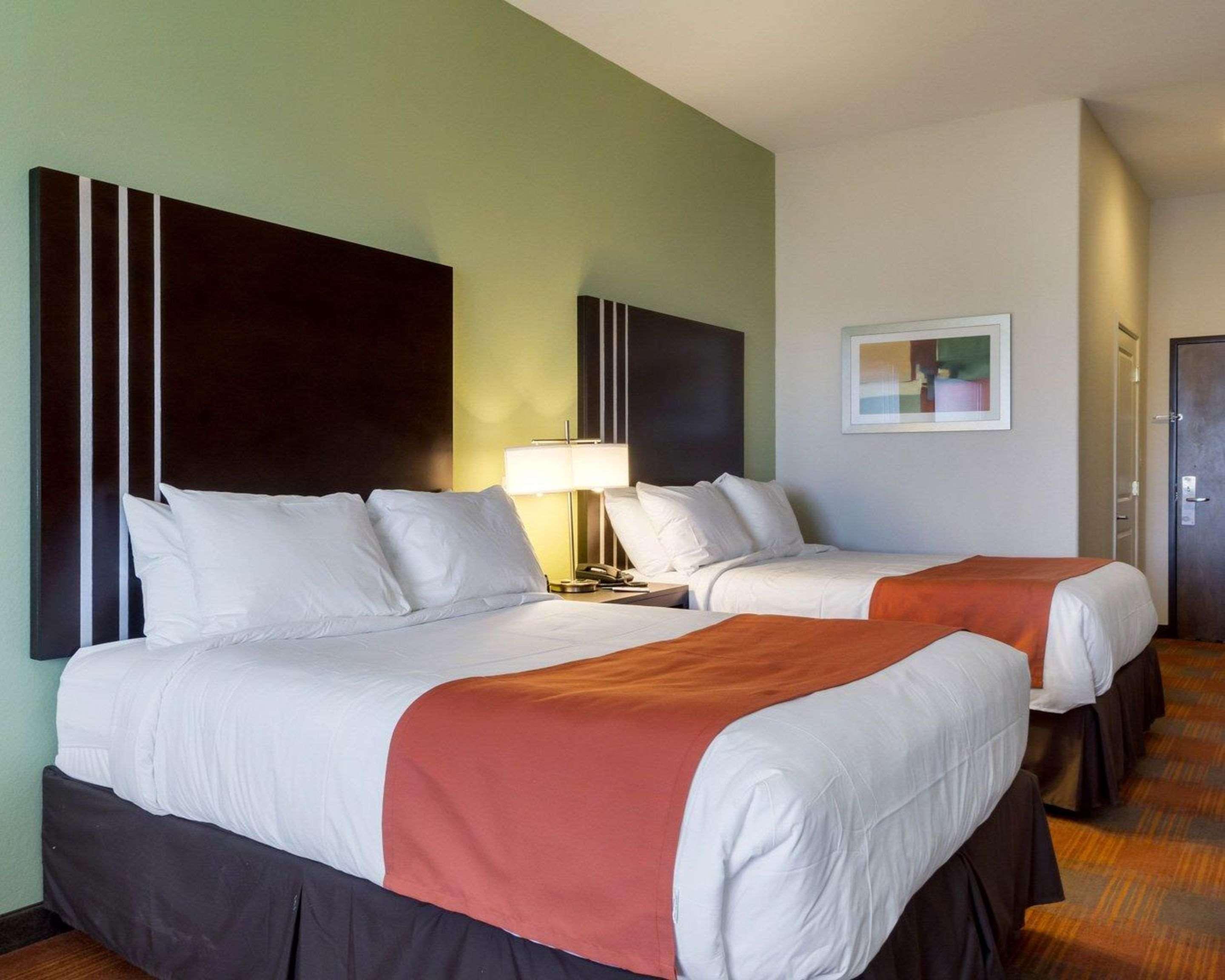 Quality Inn & Suites Victoria East Екстер'єр фото