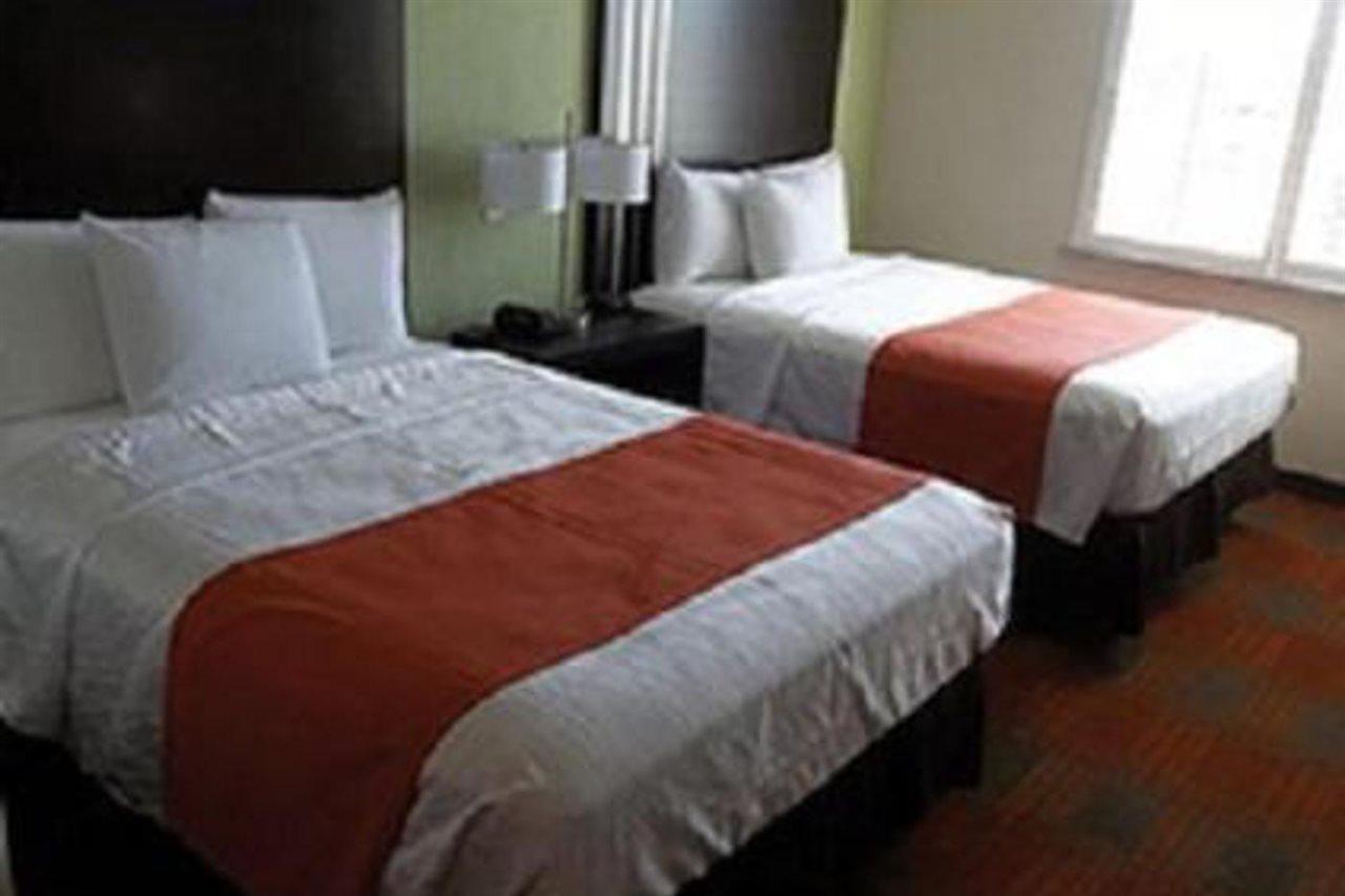 Quality Inn & Suites Victoria East Екстер'єр фото
