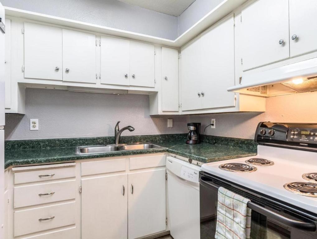 Quality Inn & Suites Victoria East Екстер'єр фото