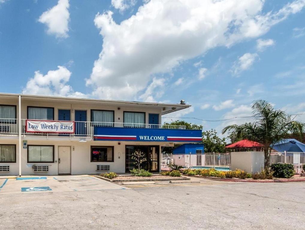 Quality Inn & Suites Victoria East Екстер'єр фото